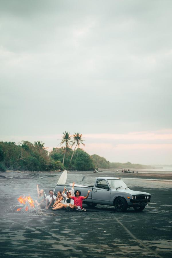 Seaside Tribe - Boutique Surf Stay & Retreat Tanah Lot Buitenkant foto
